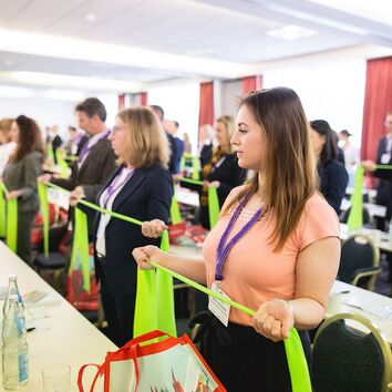 Frauen mit Therabändern bei einer Armkräftigung