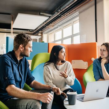 2 Frauen und ein Mann diskutieren