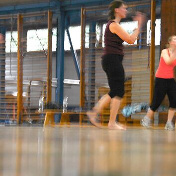 Zumbainstructorin und 2 Teilnehmer