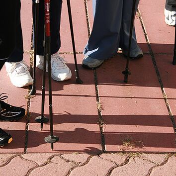 Gruppe wartet auf Beginn des Nordic Walking Kurses