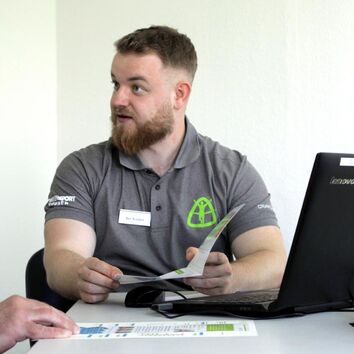 SPORTIVATIONs Mitarbeiter bei der Beratung während einer BGF Maßnahme